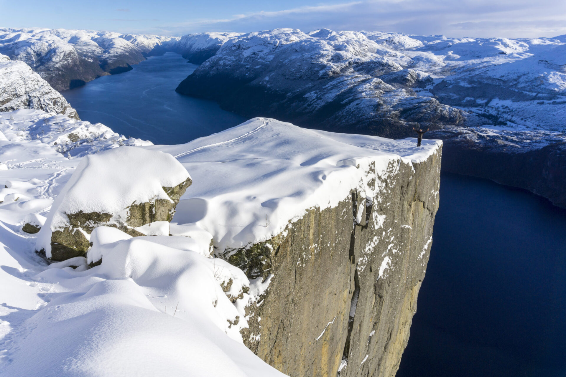 Норвегия 3. Прекестулен зимой. Скалы Норвегии зимой. Утесы Норвегии зимой. Норвежские скалы в снегу.